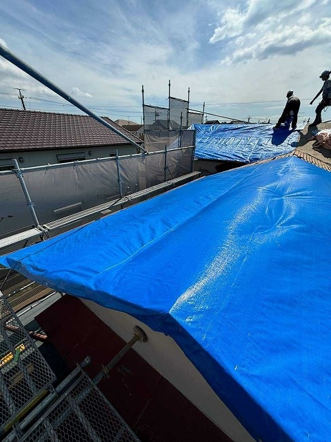 名古屋市天白区の葺き替え工事で後日に持ち越すため養生実施、水切りまで覆う入念な処理が求められます